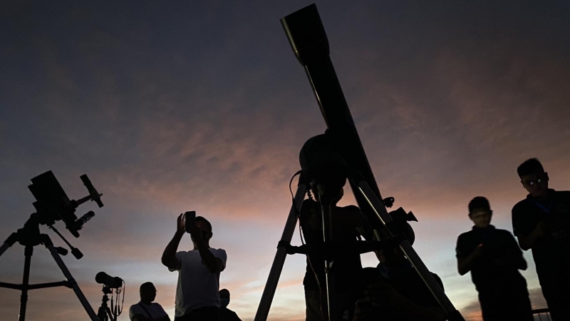 08-11-22 Filipinos usan telescopios para observar el eclipse total en Manila.