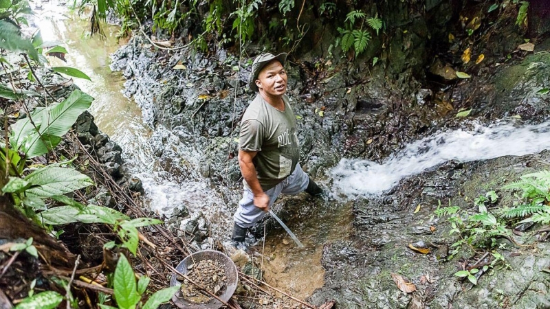 Un hombre barequea en busca de oro, oficio que está prácticamente desaparecido por las modificaciones de la represa sobre el caudal del Cauca.