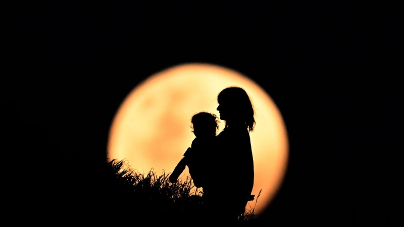 08-11-22 Personas observan el eclipse lunar total en Stanwell Park, Australia.