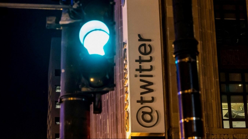 El logo de Twitter en la fachada de su sede corporativa en San Francisco (California, EEUU).