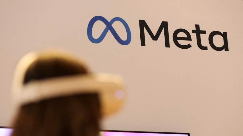 Una persona con un casco de realidad virtual en el 'stand' de Meta durante la novena Cumbre de las Américas en Los Ángeles (California, EEUU)
