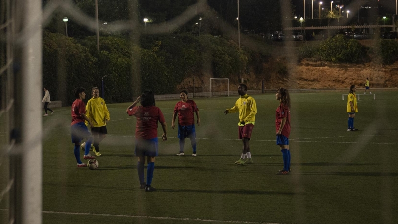 L'equip de dones refugiades de l'A.E. Ramassà durant un entrenament.