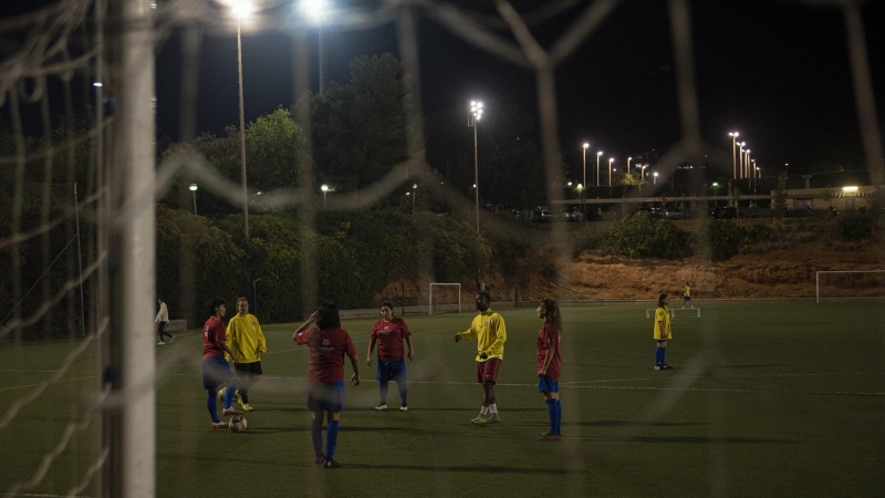 L'equip de dones refugiades de l'A.E. Ramassà durant un entrenament.