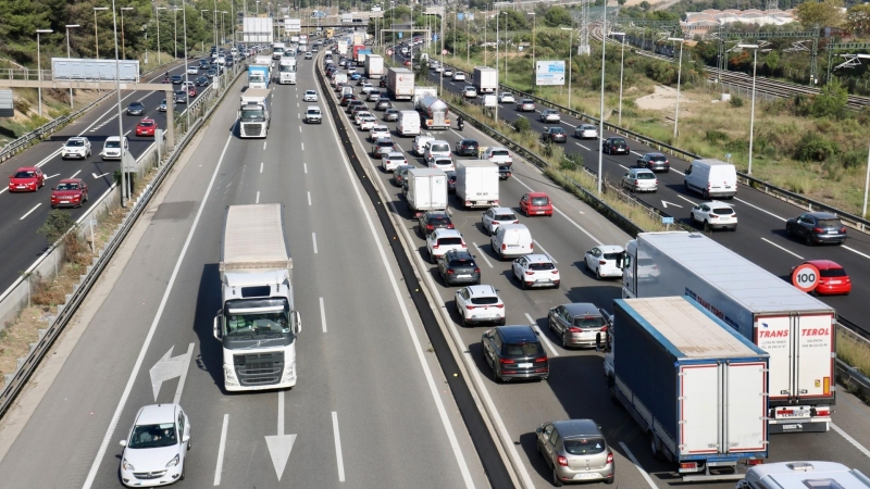 28/10/2022 - Cues a l'AP-7 al seu pas per Cerdanyola del Vallès en el recent pont de Tots Sants.