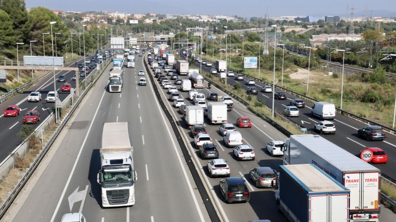 28/10/2022 - Cues a l'AP-7 al seu pas per Cerdanyola del Vallès en el recent pont de Tots Sants.