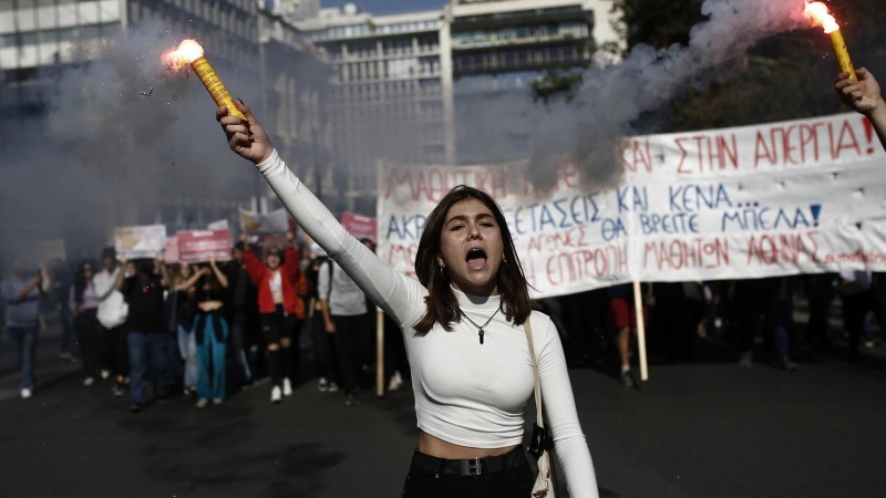 Grecia vive este miércoles una de las mayores huelgas de los últimos años que han provocado disturbios y hasta diez detenidos en Atenas, a 9 de noviembre de 2022.