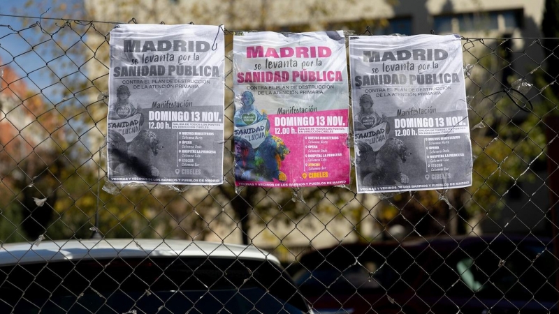 Varios carteles de la convocatoria de la manifestación del 13 de noviembre en Madrid por la sanidad pública pegados a la entrada del Centro de Salud Federica Montseny del Servicio de Urgencias de Atención Primaria (SUAP). E.P./Eduardo Parra