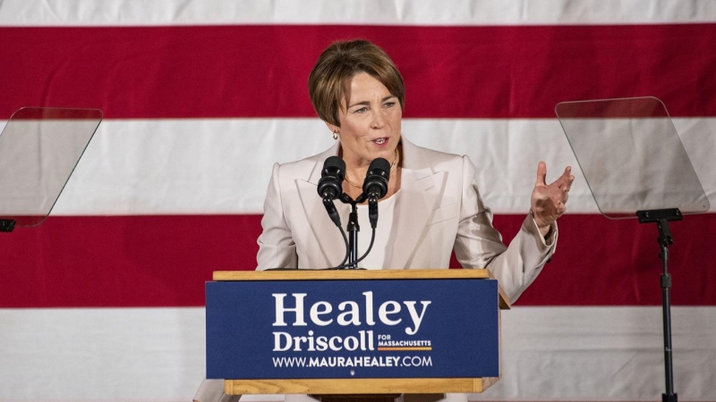 La demócrata Maura Healey celebra su vitoria en las elecciones para gobernadora de Massachusetts, en el Hotel Copley Plaza de Boston (Massachusetts, EEUU). AFP/Joseph Prezioso