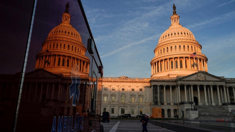 Vista del edificio del Capitolio, que alberga la Cámara de Representantes y el Senado de EEUU, en el atardecer. REUTERS/Joshua Roberts