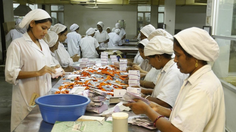 Trabajadoras en una fábrica de medicamentos en Bangladesh. Gran parte de las manufactureras de esta industria altamente contaminante están en los países en desarrollo.