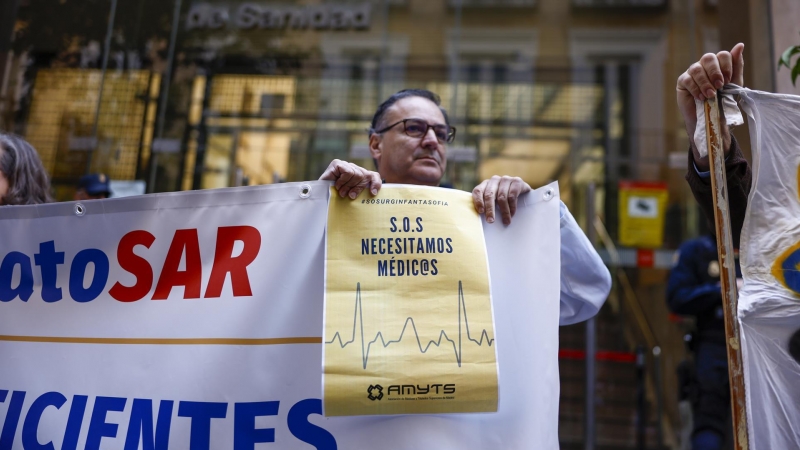 Médicos de urgencias extrahospitalarias de Atención Primaria participan este lunes en una concentración frente a la sede de la Consejería de Sanidad en Madrid.