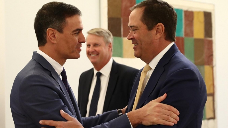 El presidente del Gobierno, Pedro Sánchez, saluda al consejero delegado y presidente global de Cisco Systems, Chuck Robbins. | Pool Moncloa/Fernando Calvo