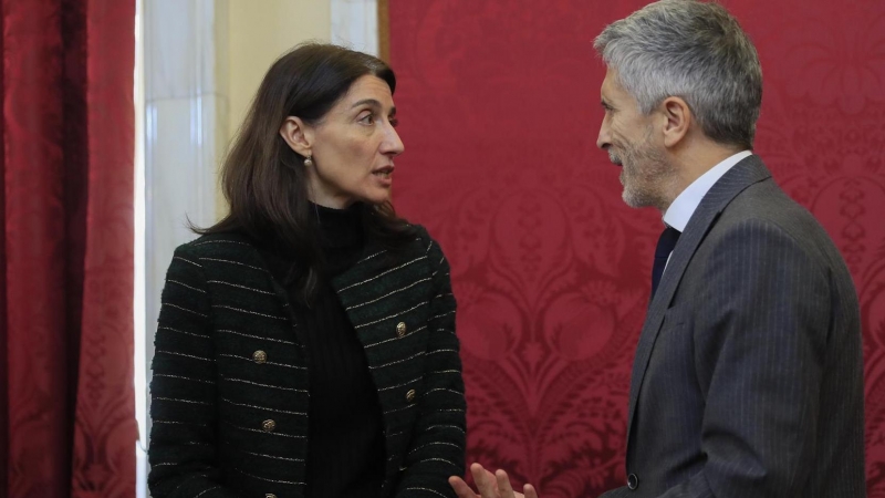 El ministro del Interior Fernando Grande-Marlaska (d) conversa con la ministra de Justicia Pilar Llop a su llegada a la toma de posesión de Magdalena Valerio como presidenta del Consejo de Estado, este jueves, en Madrid