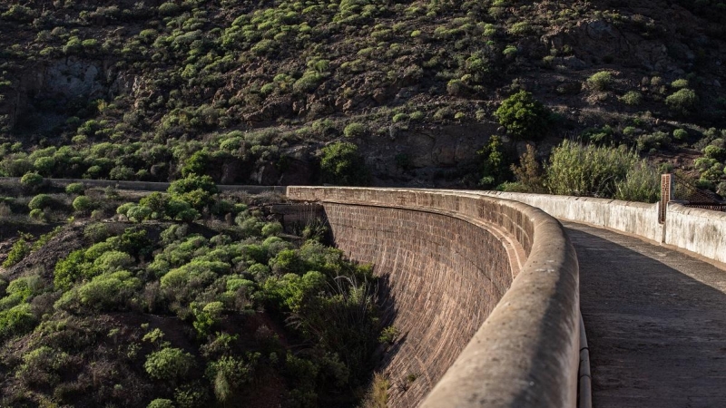 Uno de los muros de la presa de Chira, situada en el barranco de Arguinenín (Gran Canaria)