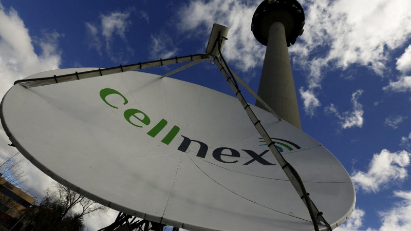 Una antena parabólica de Cellnex junto a la torre de comunicaciones conocida como 'el Pirulí', en Madrid. REUTERS/Sergio Perez