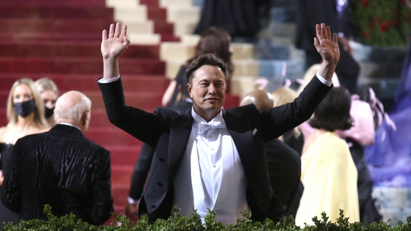 El magnate de los negocios Elon Musk llega para asistir a la Gala del Met 2022 en el Museo Metropolitano de Arte.
