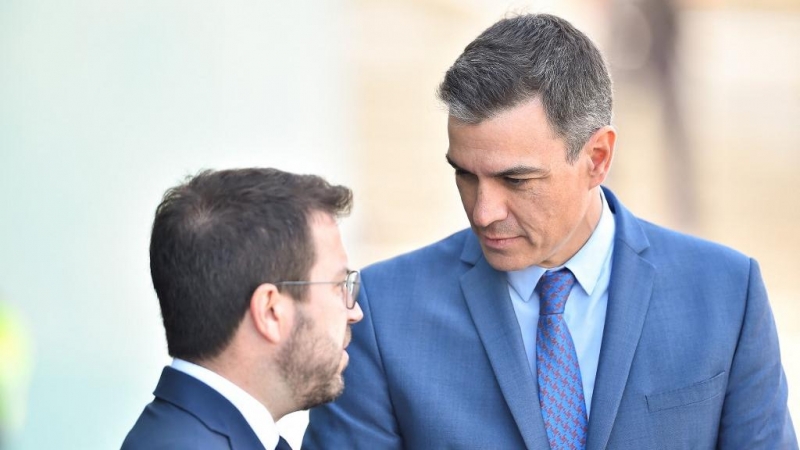 EL presidente del Gobierno de España, Pedro Sánchez, con el president de la Generalitat, Pere Aragonès.