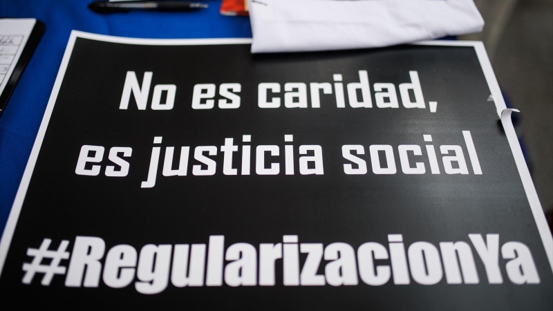 Un cartel en una concentración para exigir la regularización de todas las personas migrantes en situación administrativa irregular, a 19 de febrero de 2022, en Madrid (España).