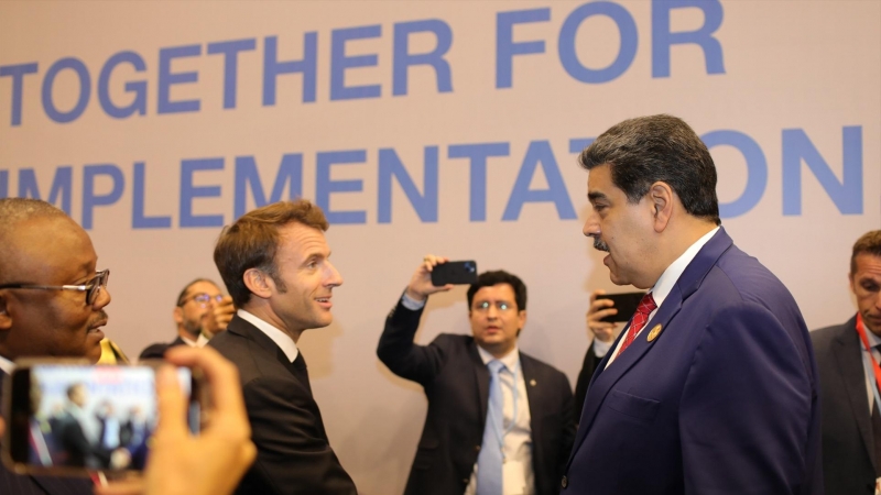 El presidente francés, Emmanuel Macron (izquierda), saludo al presidente de Venezuela, Nicolás Maduro (derecha), en la Cumbre del Clima de , Sharm El-Sheikh, Egipto.
