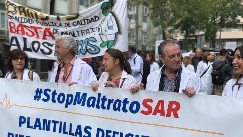 13/11/2022 Un grupo de sanitarios encabezan una pancarta durante la manifestación ciudadana convocada contra el plan de Ayuso para las Urgencias extrahospitalarias en Madrid