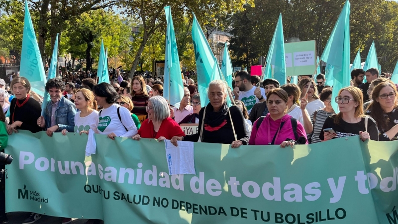 La oposición madrileña al Gobierno de Ayuso, encabezada por Más Madrid, se manifiesta por la sanidad pública