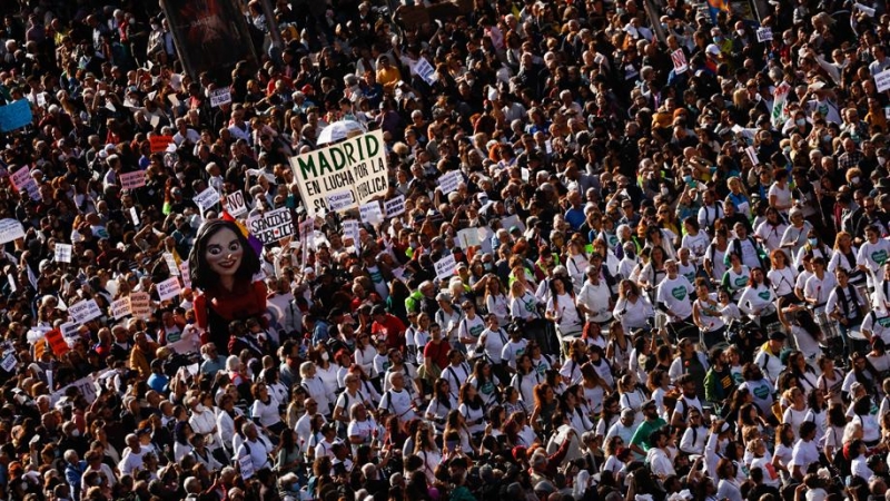 Más de 200.000 personas, según Delegación del Gobierno, y hasta 670.000, según los convocantes, han clamado en Madrid contra la gestión sanitaria de Ayuso este domingo.