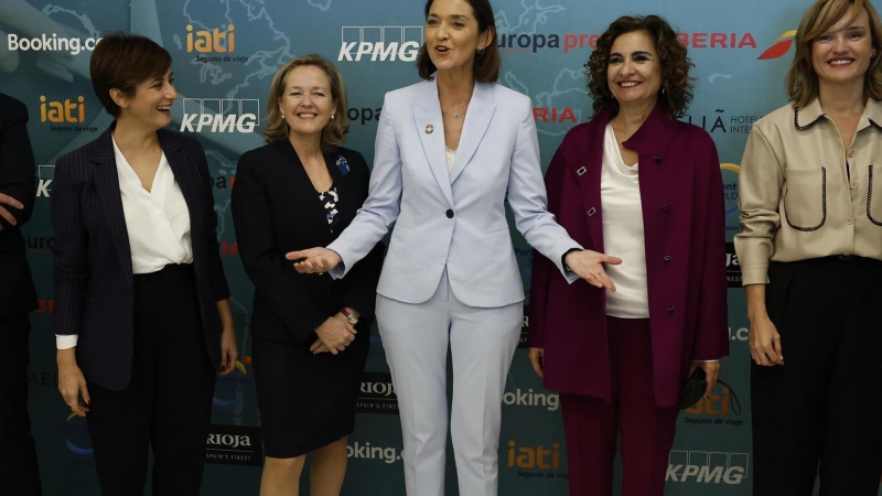 La ministra de Comercio y Turismo, Reyes Maroto (c), junto a la vicepresidenta primera del Gobierno y ministra de Economía Nadia Calviño (2i), la ministra de Educación Pilar Alegría (d), la ministra de Política Territorial Isabel Rodríguez (i) y la minist