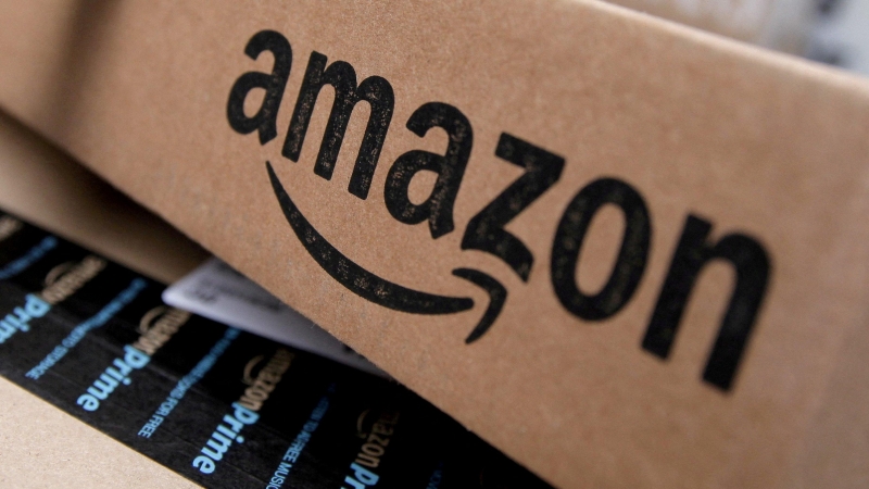 Una caja con el logo de Amazon.