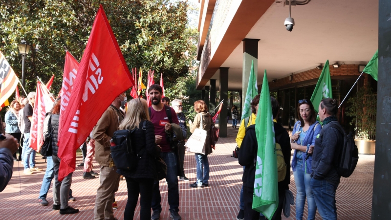 Concentració dels sindicats a les portes del Departament d'Educació.