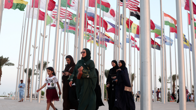 14-11-22 Mujeres paseando por la Plaza de las Banderas en Doha.