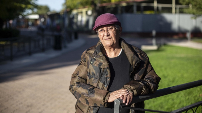 Teresa Sarmiento, de 72 años, en un parque junto al piso tutelado en el que vive en Torrejón de Ardoz tras sufrir un desahucio en el barrio de Lavapiés de Madrid.