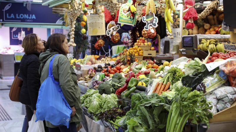 Varias personas hacen la compra en un mercado de El Fontán de Oviedo. EFE/J.L.Cereijido