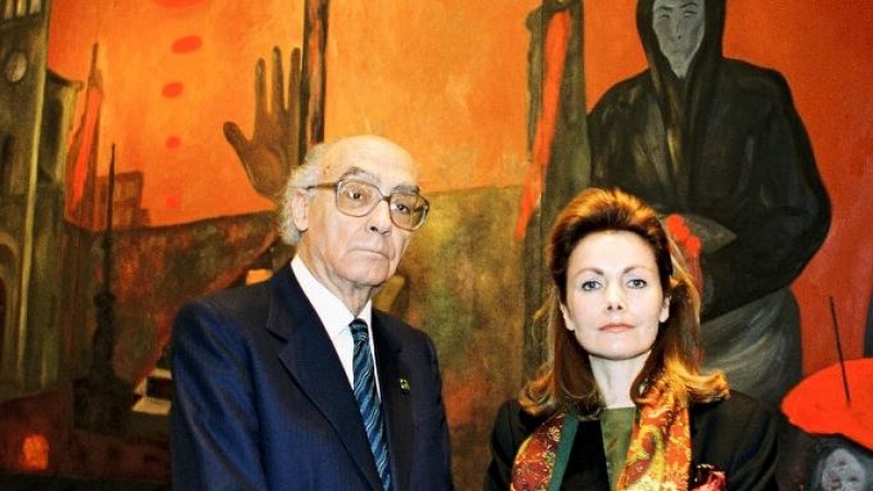 15/11/22 José Saramago y Sofia Gandarias, en el Parlamento Europeo frente al cuadro 'Gernika' de la pintora vasca. — PE