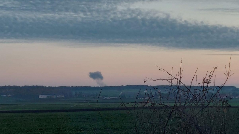 Imagen tomada desde Nowosiolki (Polonia) en la que se puede ver el humo elevándose en la distancia tras varias explosiones cerca de la frontera con Ucrania, a 15 de noviembre de 2022.