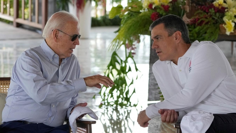 Sánchez, junto al presidente de EEUU, Joe Biden, en Bali.