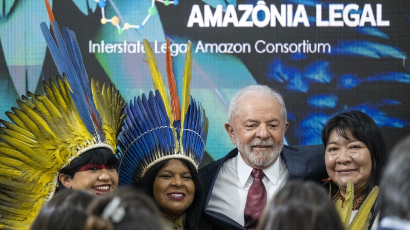 Lula da Silva, presidente de Brasil, con mujeres indígenas de la Amazonia durante la Conferencia de las Naciones Unidas sobre el Cambio Climático COP27, Egipto, 16 de noviembre de 2022