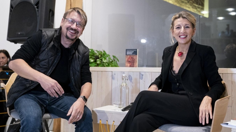 La vicepresidenta segunda y ministra de Trabajo y Economía Social, Yolanda Díaz, y el historiador y exportavoz de En Comú Podem en el Congreso Xavier Domènech durante el acto de presentación de su libro 'Lucha de clases, franquismo y democracia'. E.P./A.