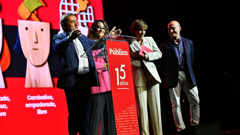 Los maestros de ceremonia Pepe Viyuela y Anabel Alonso (derecha), junto a Virginia P. Alonso y Chema Crespo (izquierda).