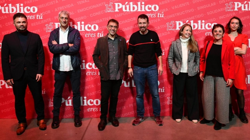 De izquierda a derecha: Gabriel Rufián (ERC), Oskar Matute (Bildu), Juan Carlos Monedero (En la Frontera), Pablo Iglesias (La Base), Inna Afinogenova (La Base), Maite Aizpurúa (Bildu) y Sara Serrano (La Base).