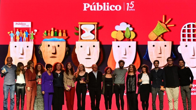 Foto de familia de todos los premiados en la gala del 15º aniversario del diario Público, junto a las ministras de Educación y Política Territorial y de miembros de la redacción del periódico.