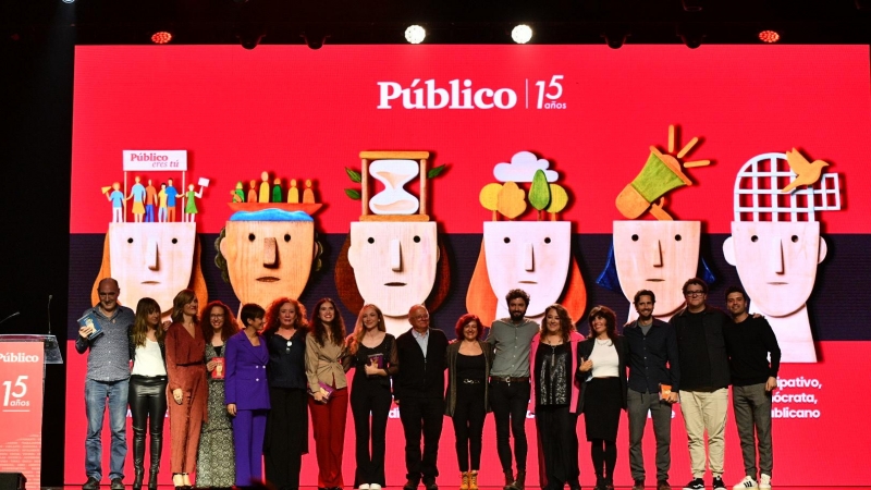 Foto de familia de todos los premiados en la gala del 15º aniversario del diario Público, junto a las ministras de Educación y Política Territorial y de miembros de la redacción del periódico.