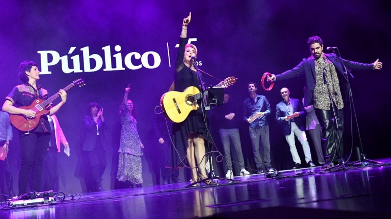 Momento de la actuación de Amparo Sánchez durante la gala del 15º aniversario de Público.