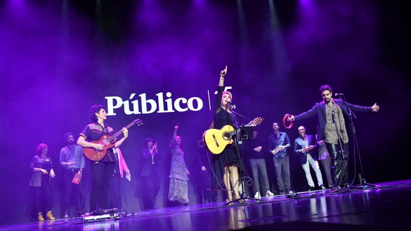 Momento de la actuación de Amparo Sánchez durante la gala del 15º aniversario de Público.
