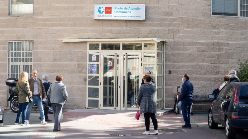 Un grupo de personas a las puertas del Centro de Salud Federica Montseny del Servicio de Urgencias de Atención Primaria (SUAP) de Madrid. E.P./Eduardo Parra