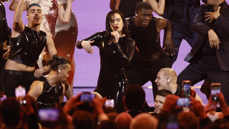 Rosalía se presenta durante la 23ª Entrega Anual de los Premios Grammy Latinos en el Michelob Ultra Arena en el Mandalay Bay de Las Vegas.