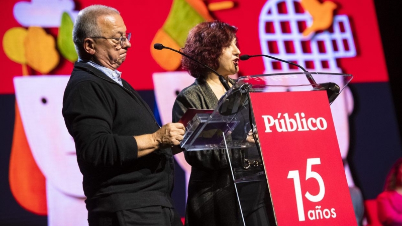 Esther Rebollo, adjunta a la Dirección de Público, junto a Marià de Delàs, durante la ceremonia de entrega de premios.