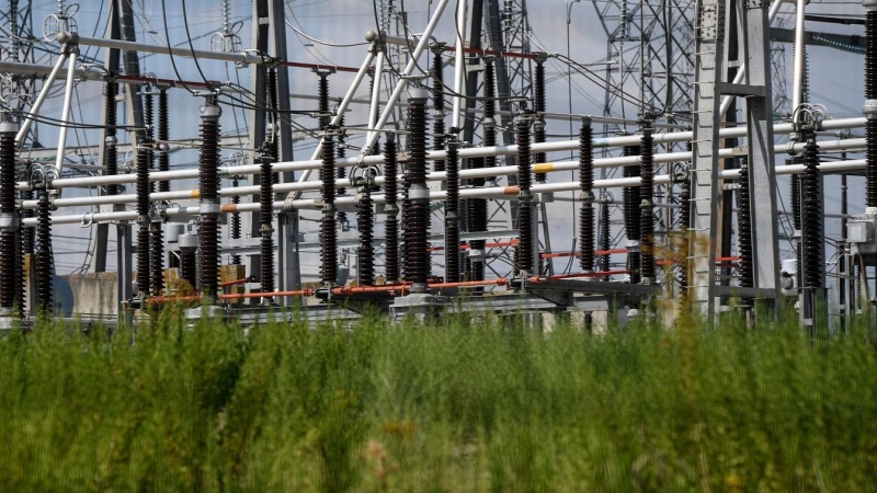 Vista de una subestación de distribución de electricidad de Red Eléctrica en la localidad madrileña de San Sebastián de los Reyes. AFP/Óscar del Pozo