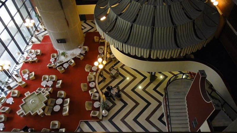 El 'lobby' del hotel Holiday Inn de Sarajevo.