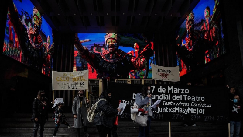 27/03/2022 Varios manifestantes, con una pancarta que reza 'DEP Técnicos del INAEM', en una protesta por las “carencias” del sector del espectáculo, en la puerta del Teatro Lope de Vega