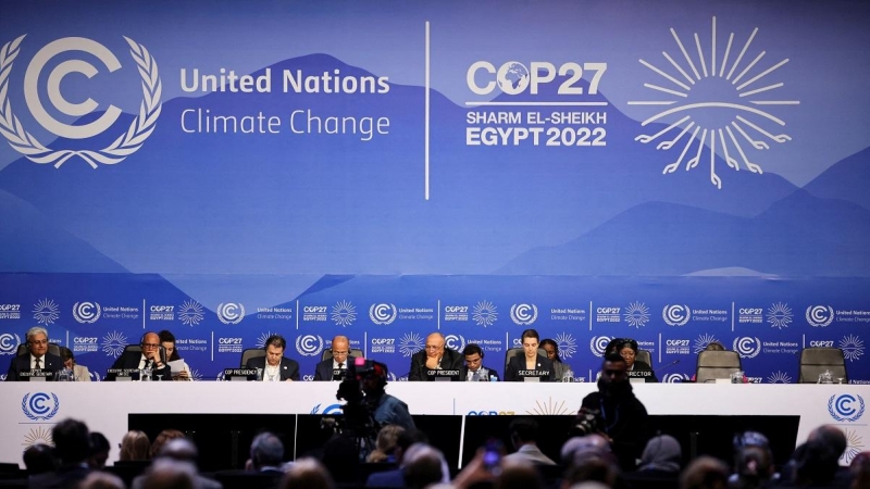 El Ministro de Relaciones Exteriores de Egipto y presidente de la COP27 de Egipto, Sameh Shoukry, asiste a una sesión informal de balance durante la cumbre climática de la COP27, en Sharm el - Sheikh , Egipto.